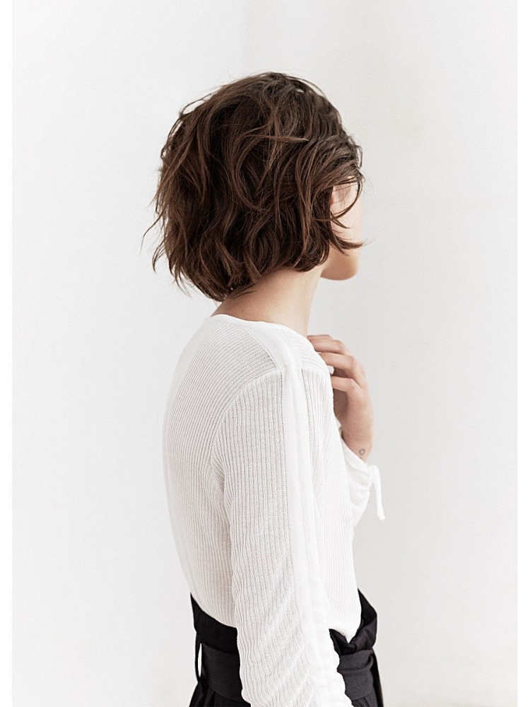 Девушка с короткой стрижкой со спины