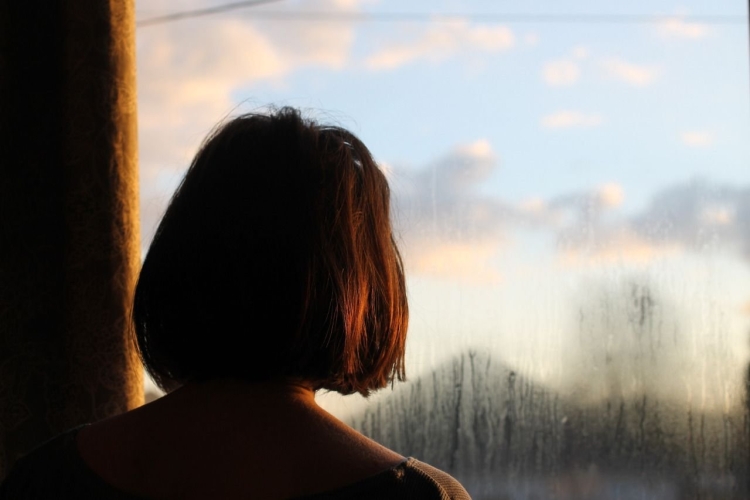 Девушка с каре со спины