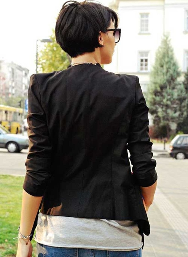 Девушка с короткой стрижкой со спины