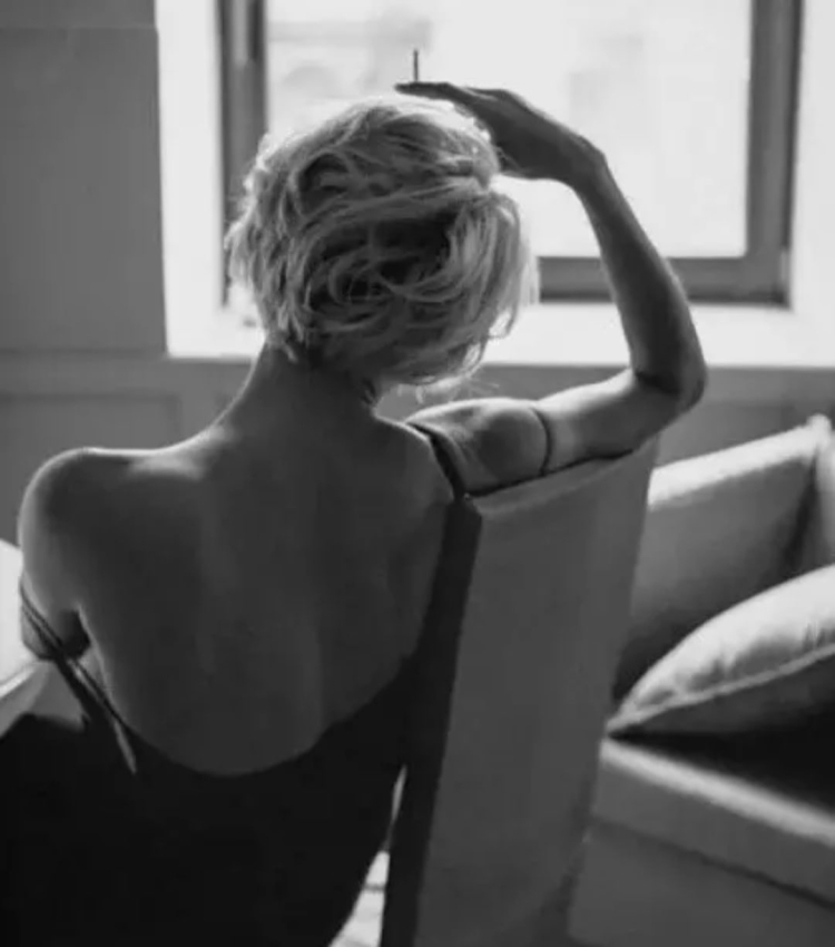 Блондинка с короткой стрижкой со спины