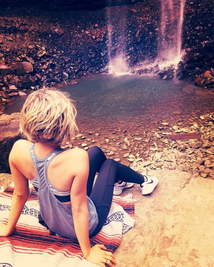 Блондинка с короткой стрижкой со спины