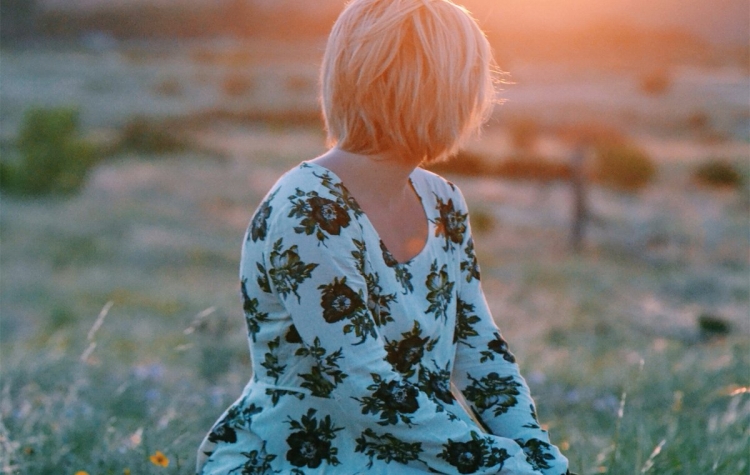 Блондинка с каре со спины