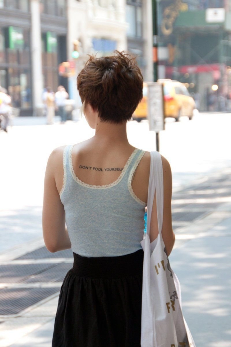 Девушка с короткими волосами со спины