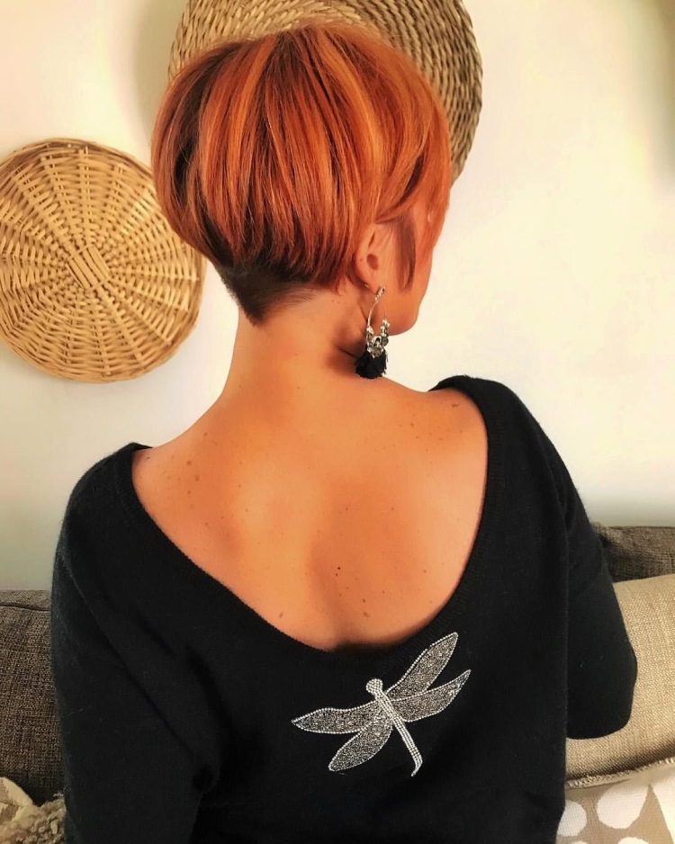 Короткие рыжие волосы со спины