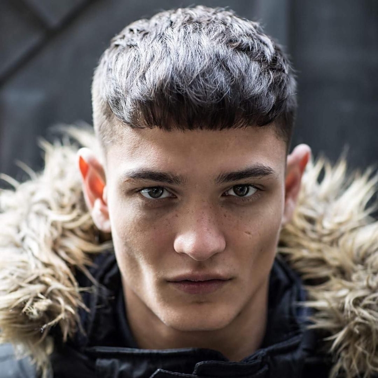 Парень с короткой челкой