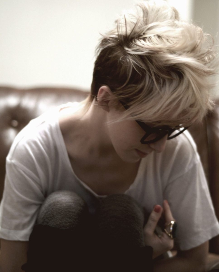 Девушка с короткой стрижкой со спины