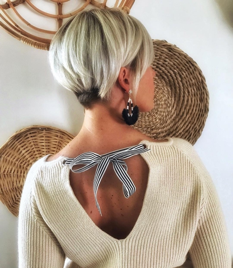 Блондинка с короткой стрижкой со спины