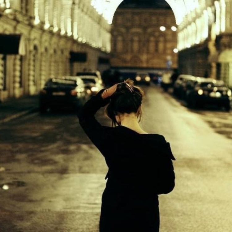 Брюнетка в городе со спины