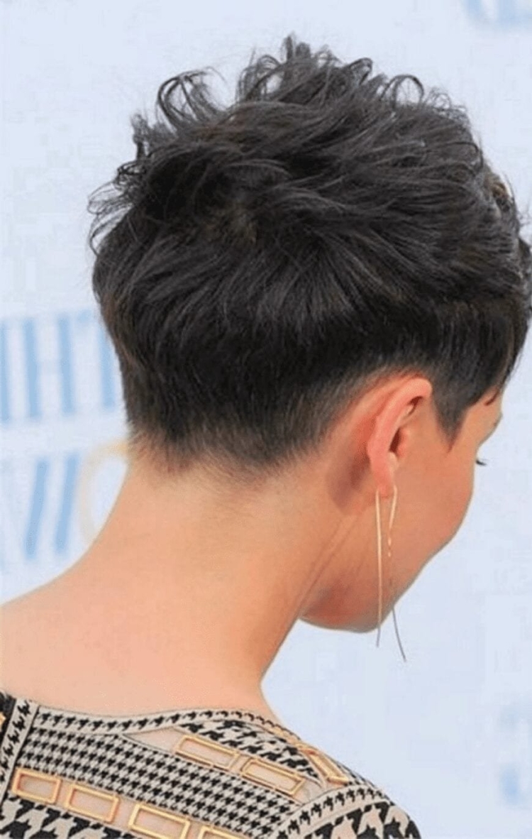 Девушка с короткой стрижкой сзади