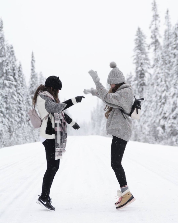 Две девушки зимой