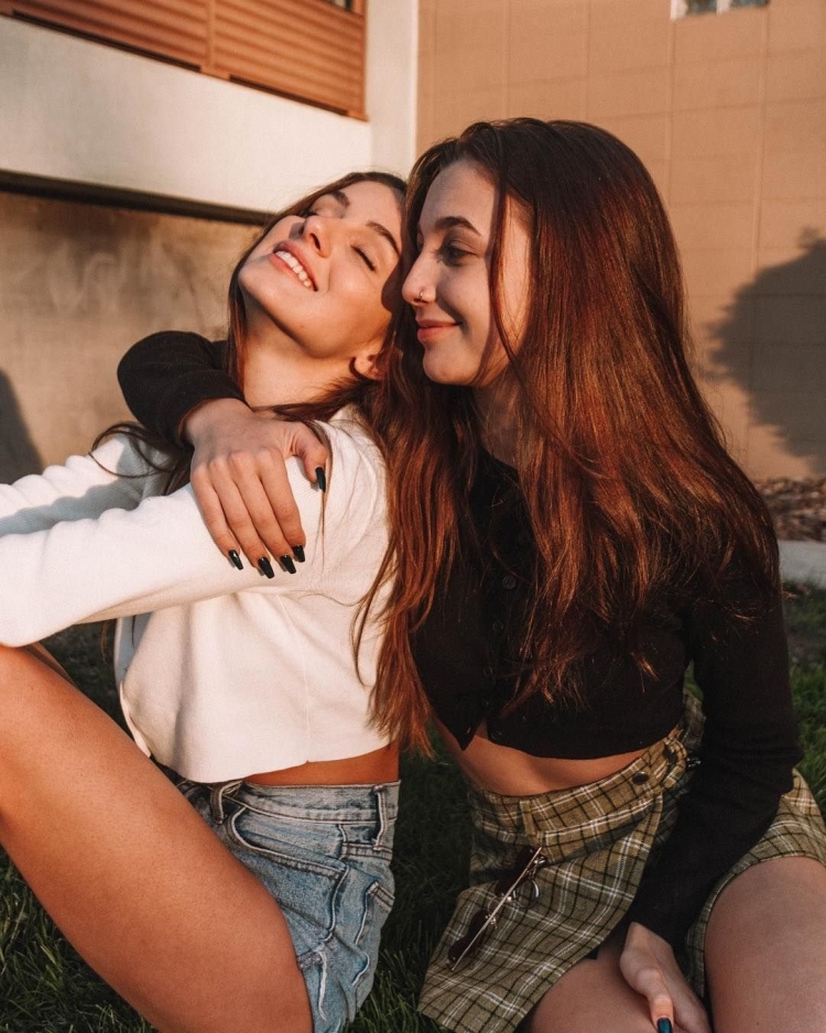 Фотосессия с подругой дома