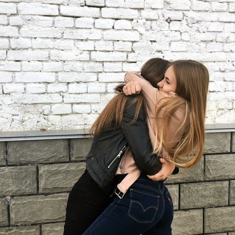 Лучшие подруги обнимаются