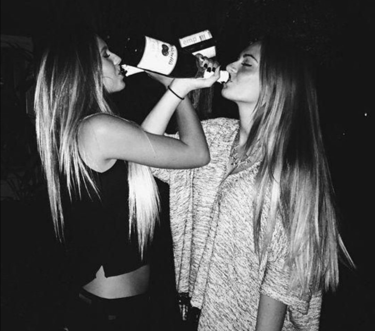 Подруги с алкоголем