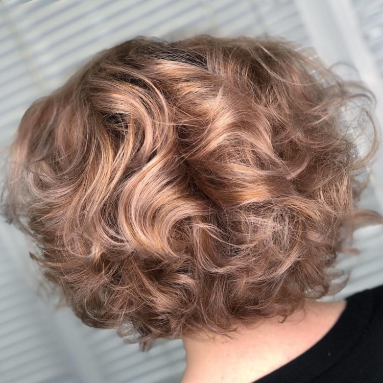 Стрижки на кудрявые волосы для женщин 50