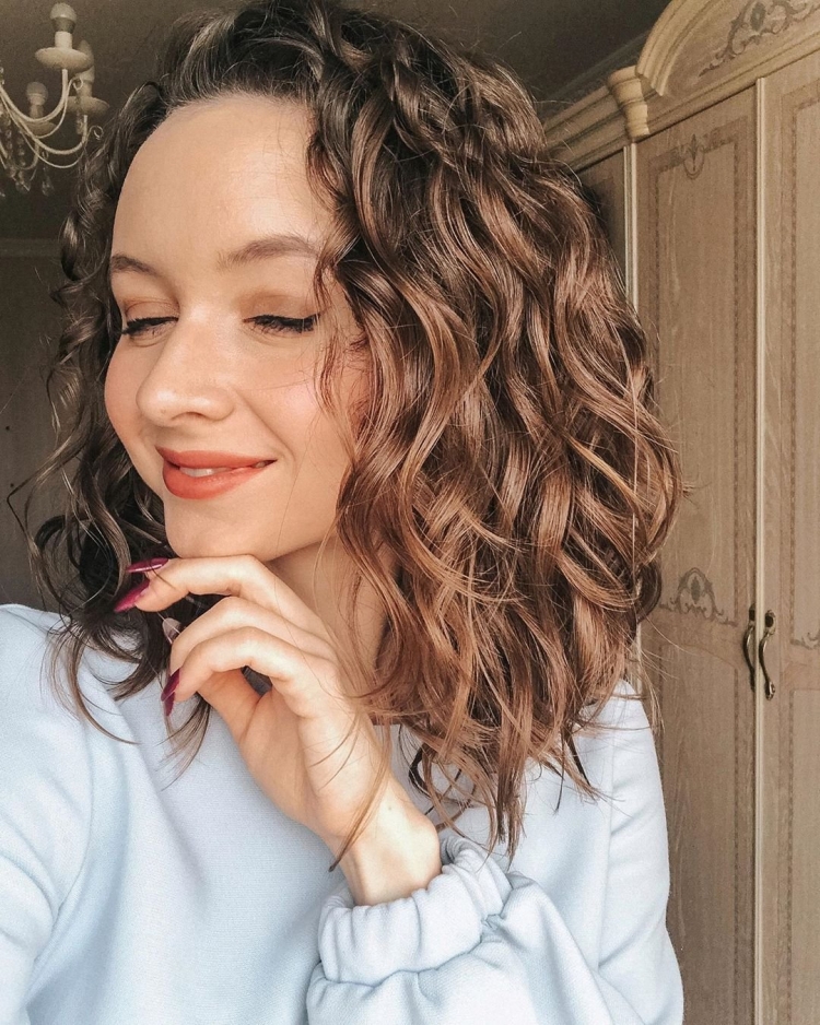 Волнистые кудри на средние волосы