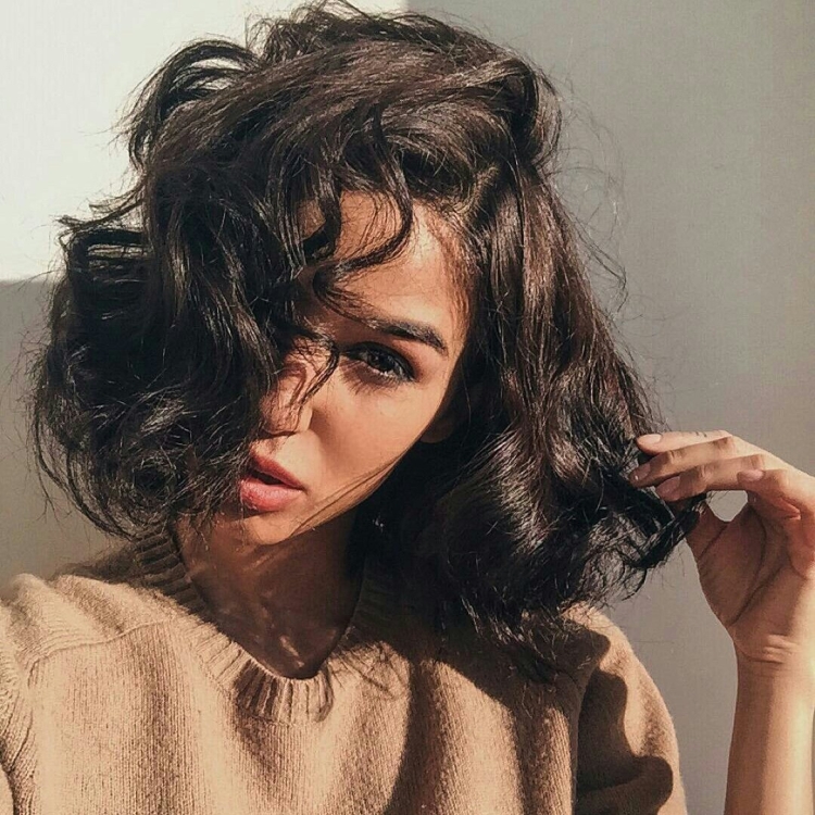 Девушки с черным каре и волнистыми волосами