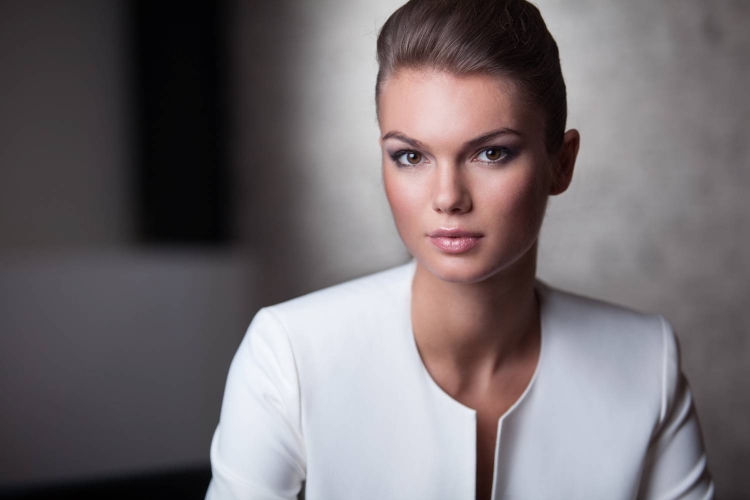 Строгая девушка