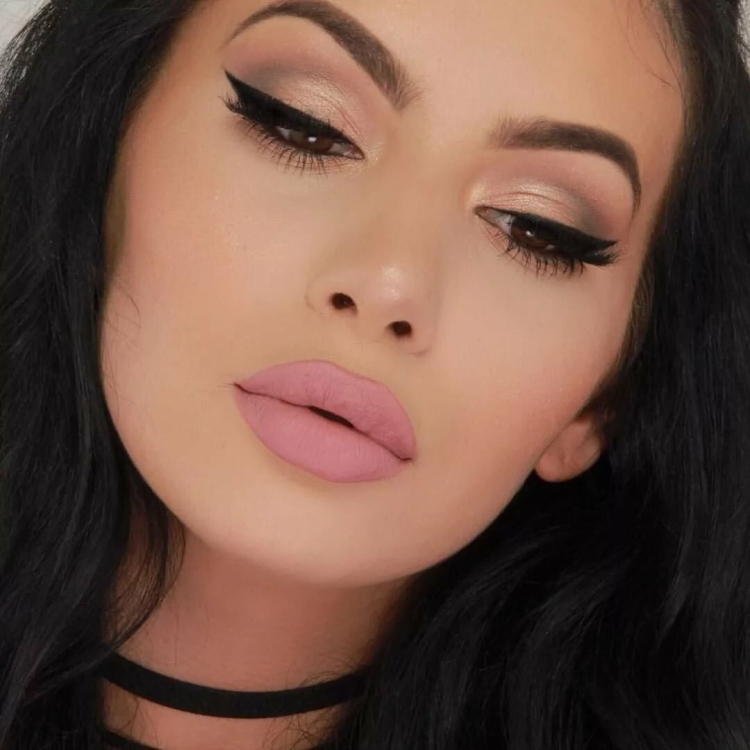 Розовая матовая помада для брюнеток