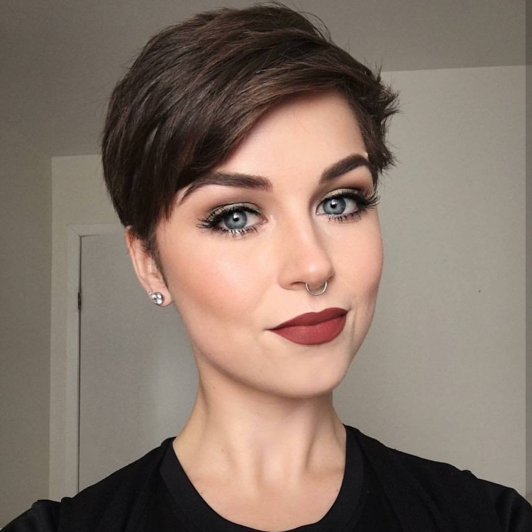 Стрижка Пикси для овального лица