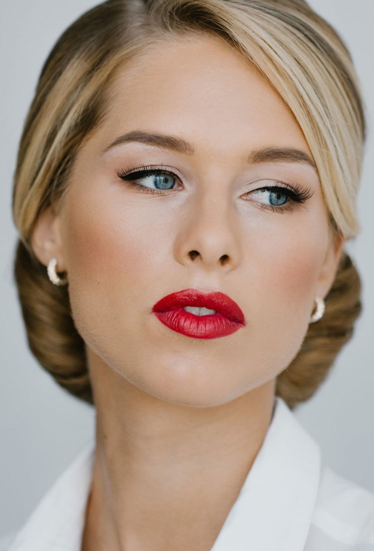 Вечерний макияж с красной помадой для блондинок