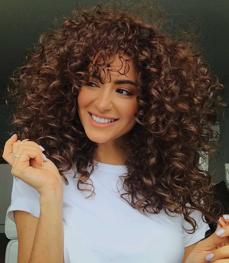 Мелкие кудри Сара Ангиус