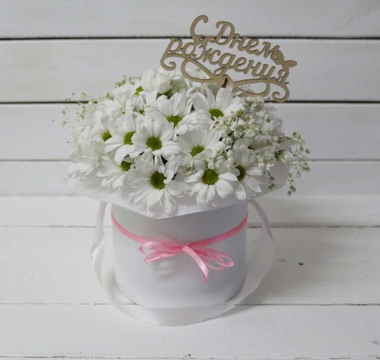 Букет из гипсофилы и хризантем в коробке