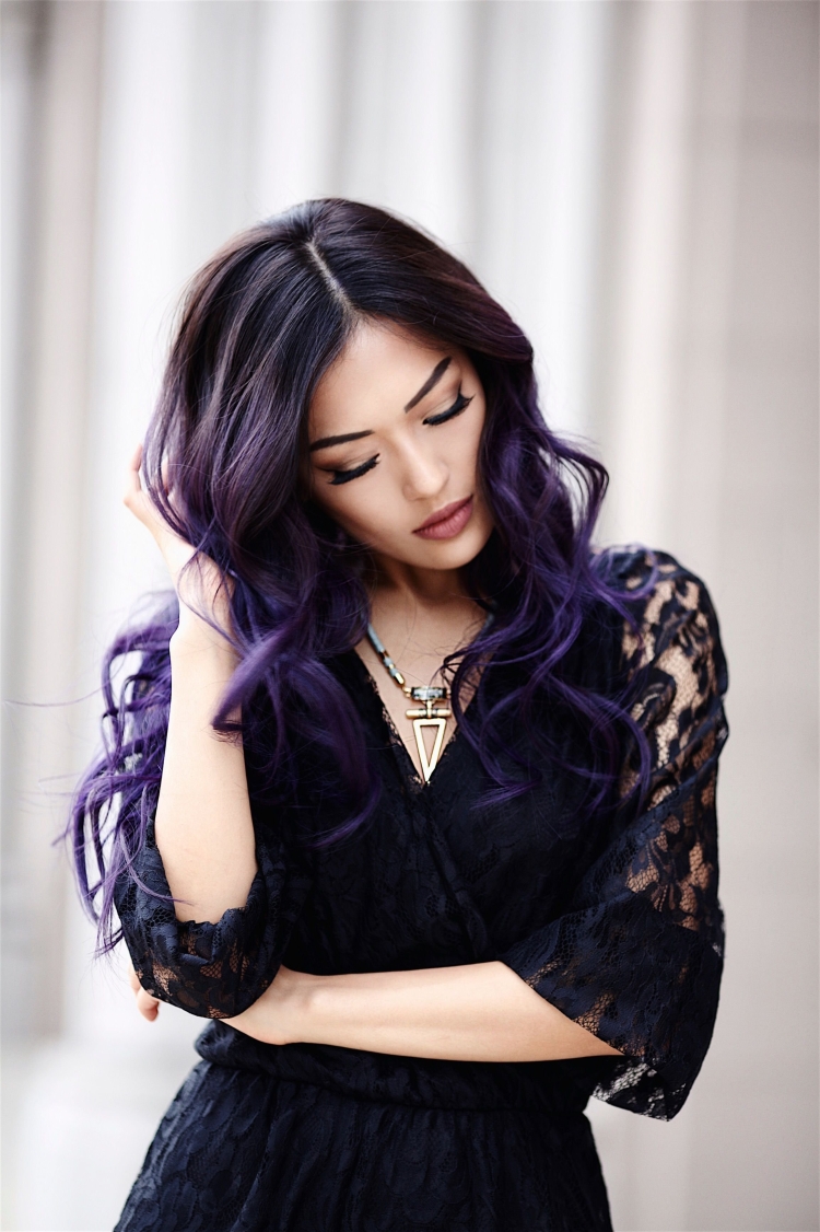 Азиатка с фиолетовыми волосами