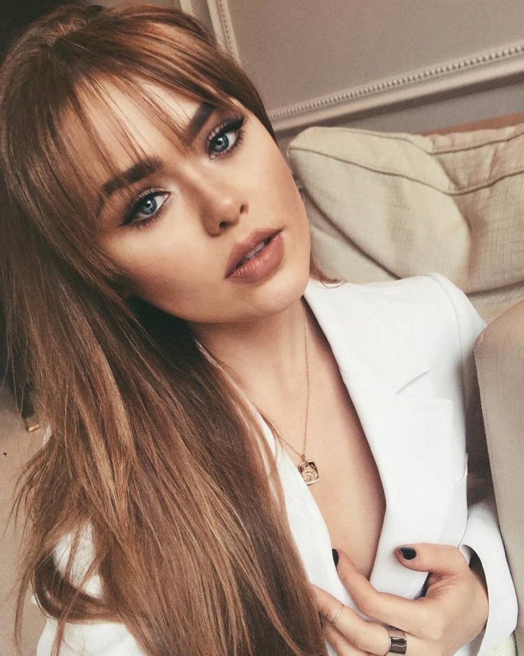 Kristina Bazan с челкой