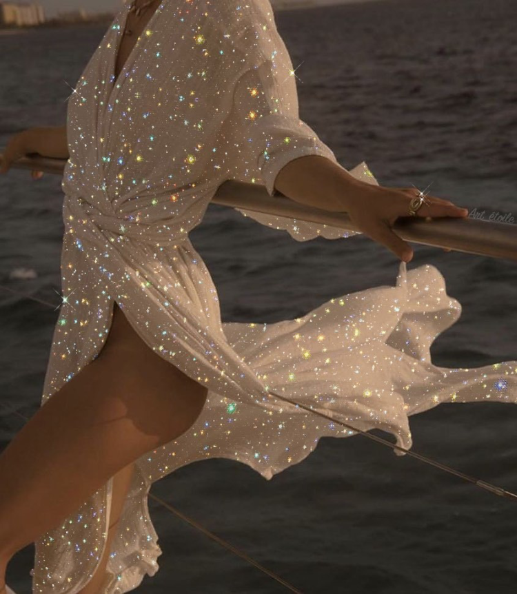 Картинки девушки в бежевом с блеском