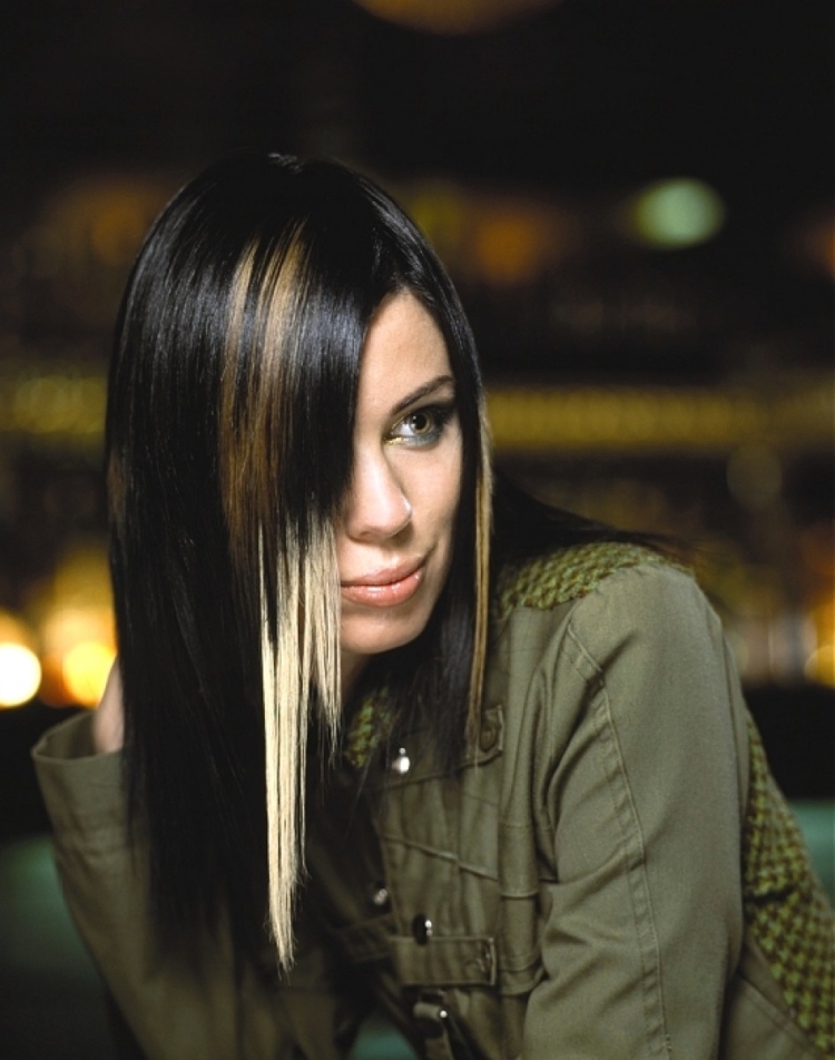 Тёмные волосы с белыми прядямт