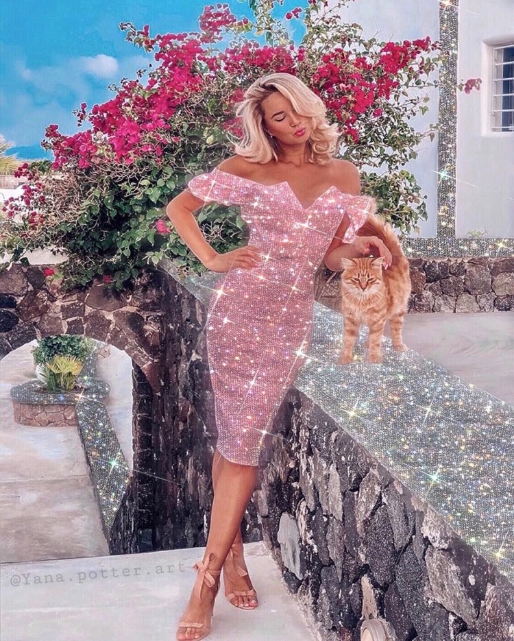 Девушка в блестящем розовом платье