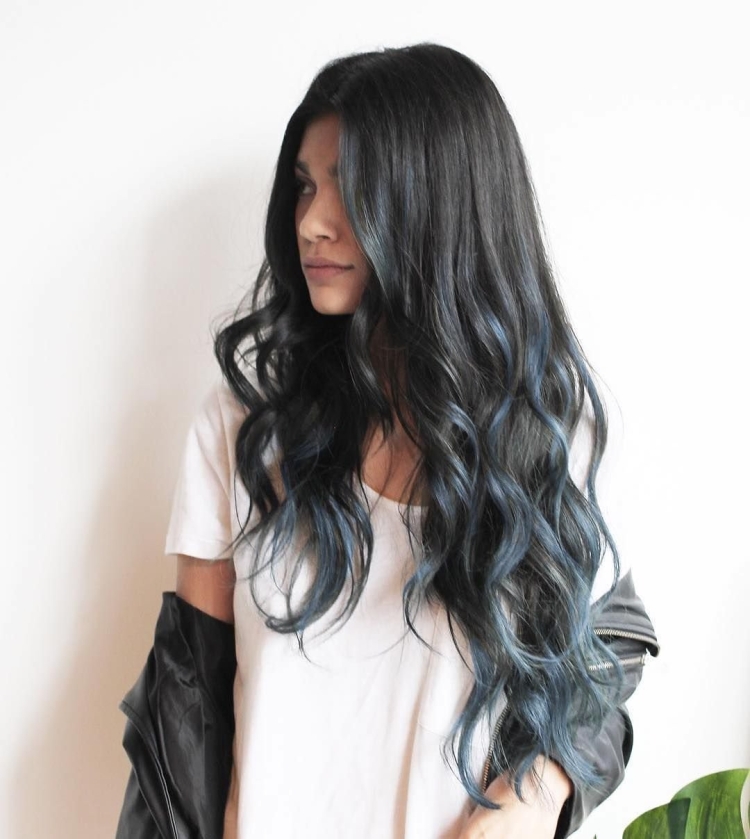 Брюнетка с белыми прядями