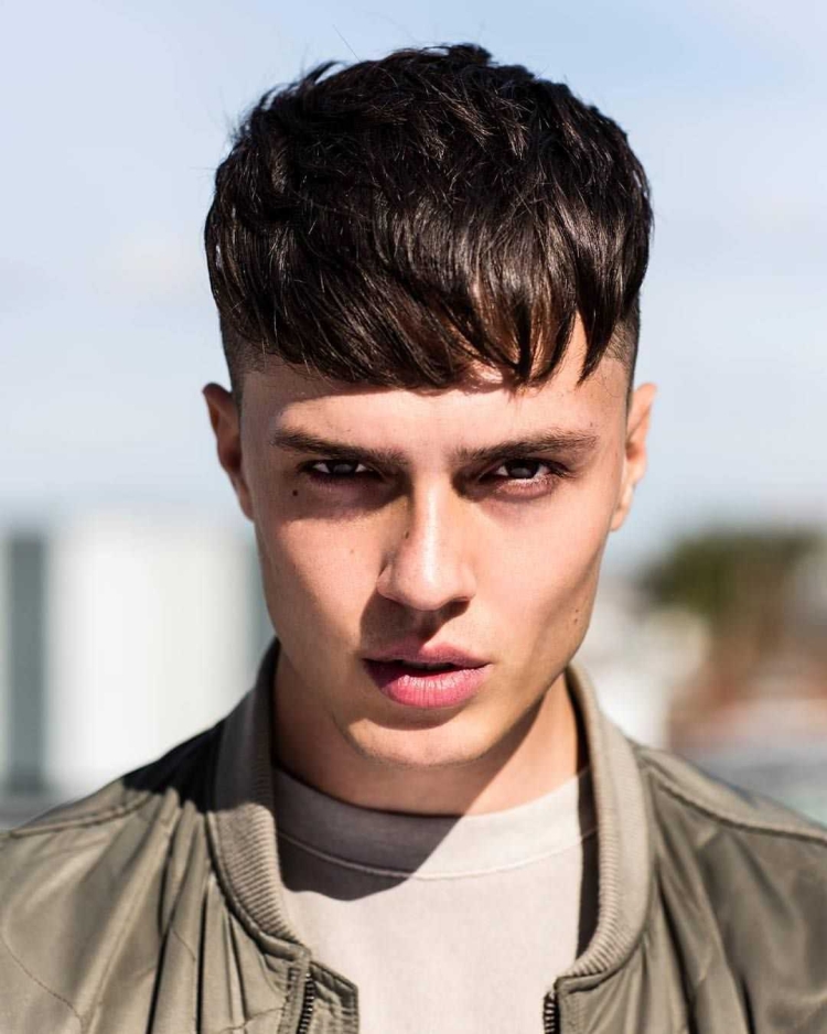 Мужские стрижки с рваной челкой