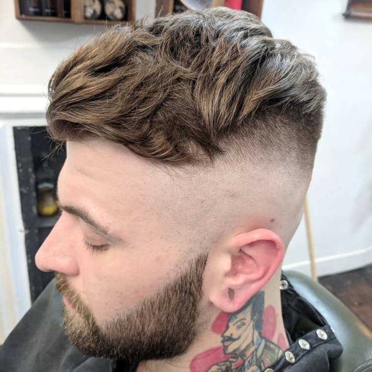Прическа мужская кроп с выбритыми висками