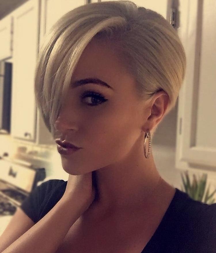 Пикси Боб стрижка блонд