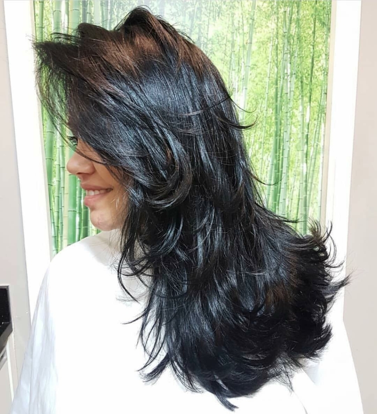 Каскад на средние волосы черные 2022