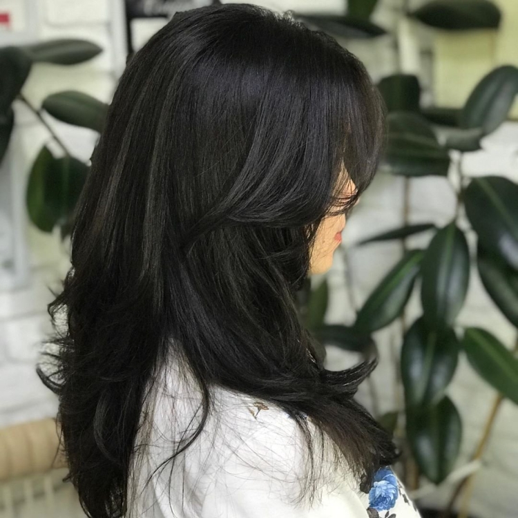 Каскад брюнетка