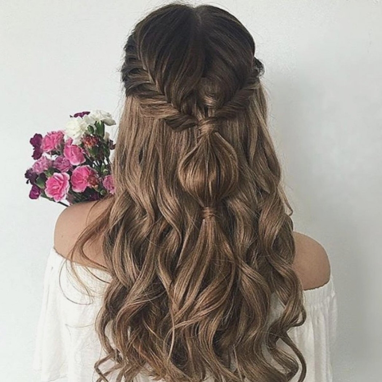 Прическа на распущенные волосы