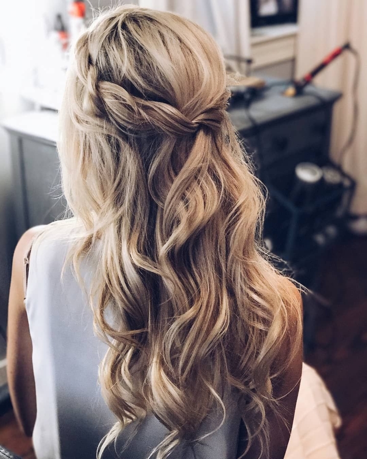 Прически на длинные волосы распущенные