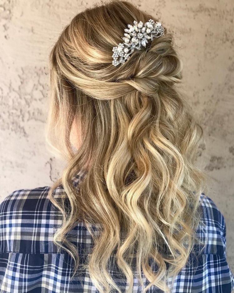 Прическа на распущенные волосы