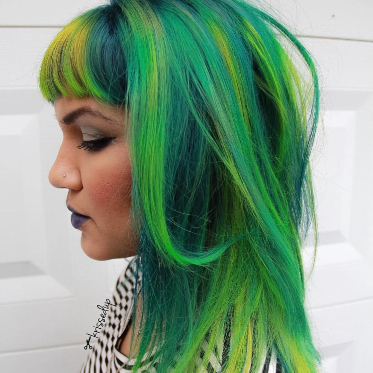 Зелёные пряди на светлых волосах