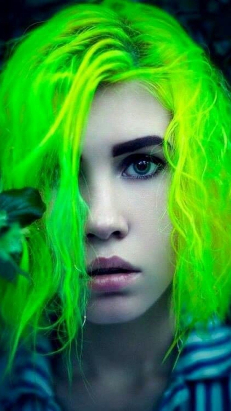 Девушка с зелеными волосами