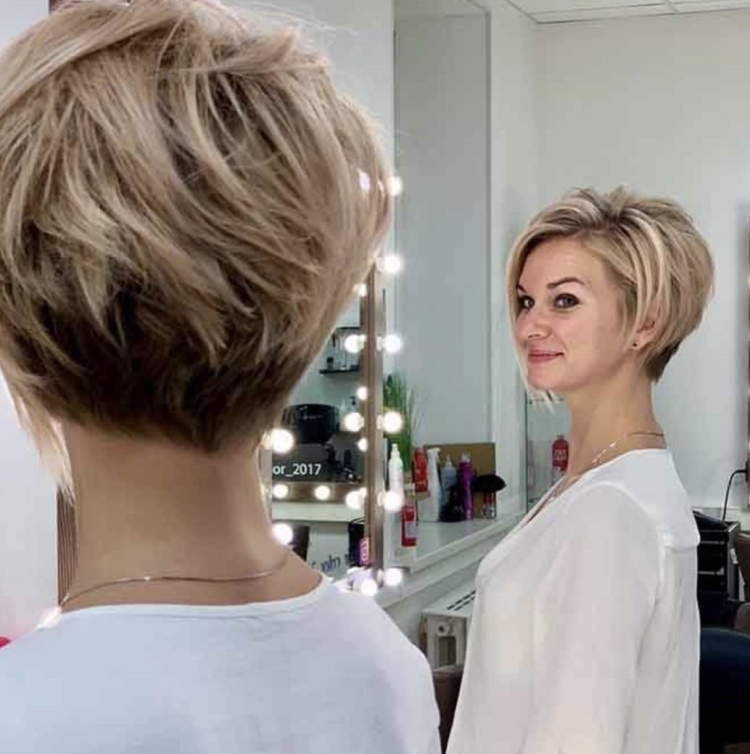 Стрижка Боб на короткие волосы для женщин за 40 сзади