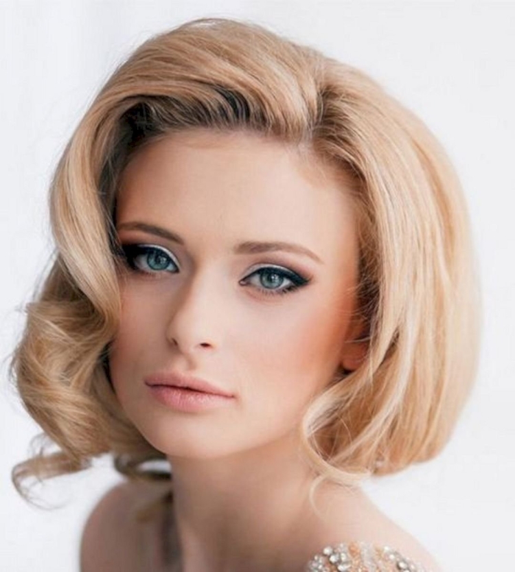 Причёска на каре вечерняя