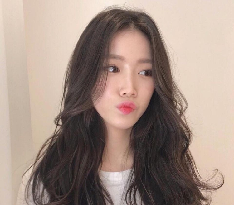 Корейская девушка с кудрями