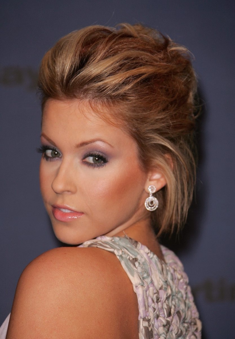 Прическа челка назад