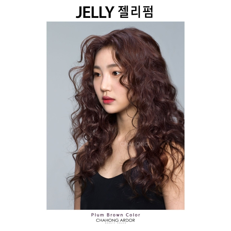 Азиат с вьющимися волосами