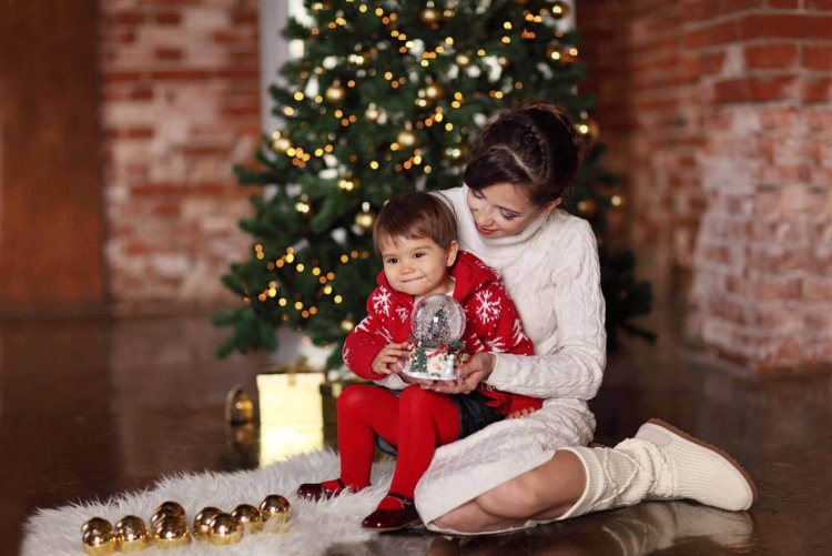 Новогодняя фотосессия в студии мама и сын