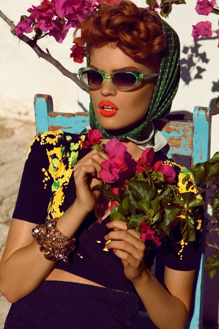 Девушка в платке и очках