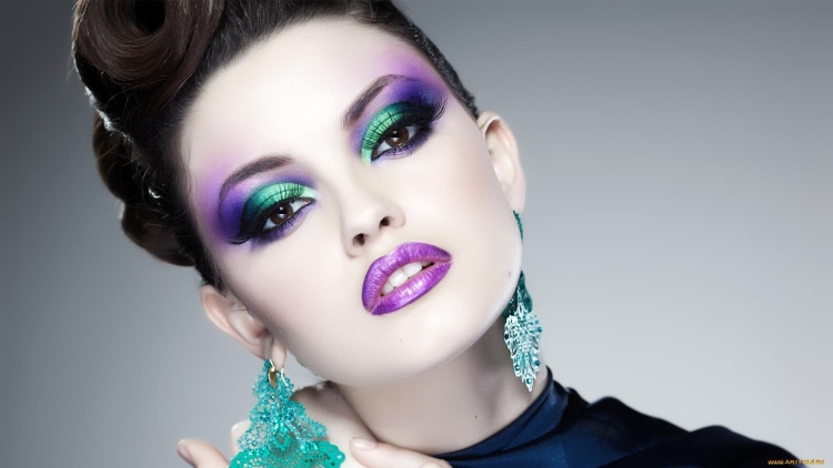 Накрашенная девушка